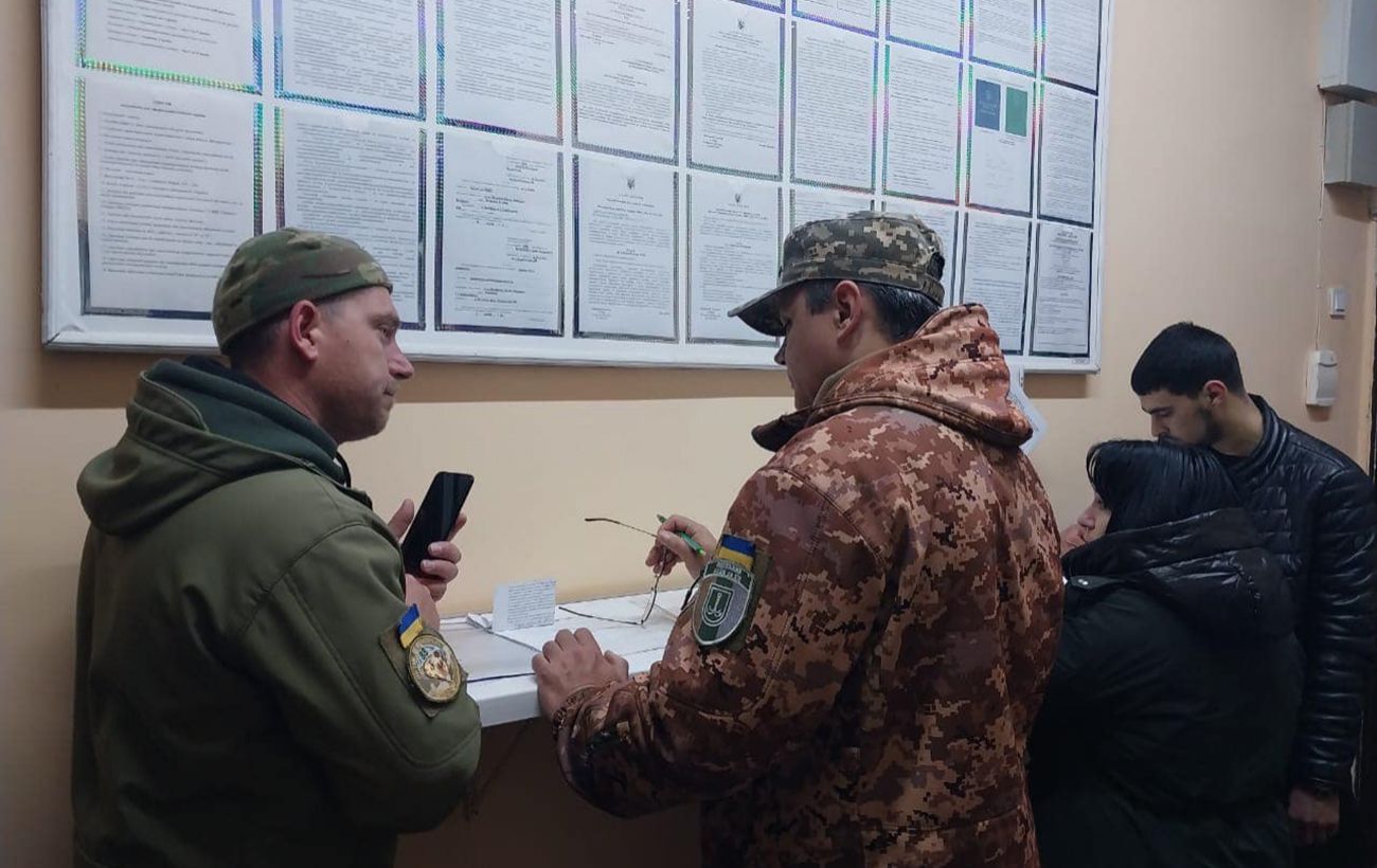 В ТЦК у чоловіків вилучають мобільні телефони. Чи законно це і що робити в таких випадках