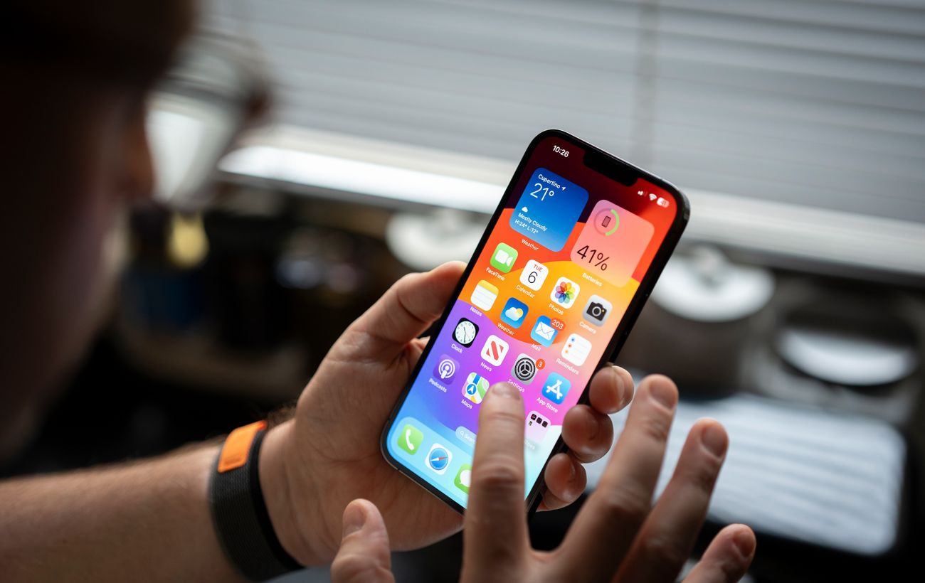 Ювілейний iPhone змінить дизайн: як працюватиме екран Liquid Glass від Apple