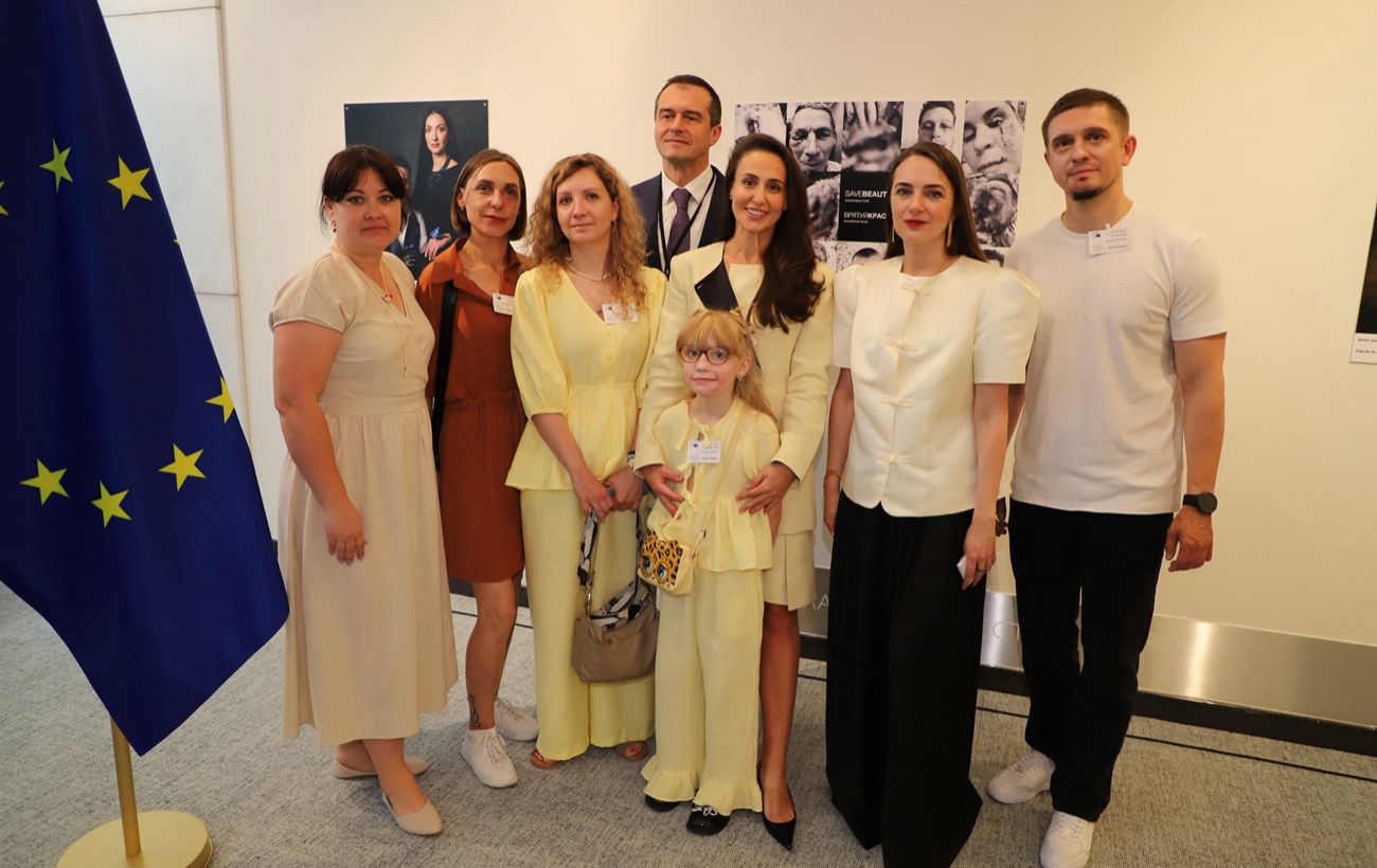 Портрети війни. У Брюсселі показали проєкт про українців, які відновлюють обличчя після поранень