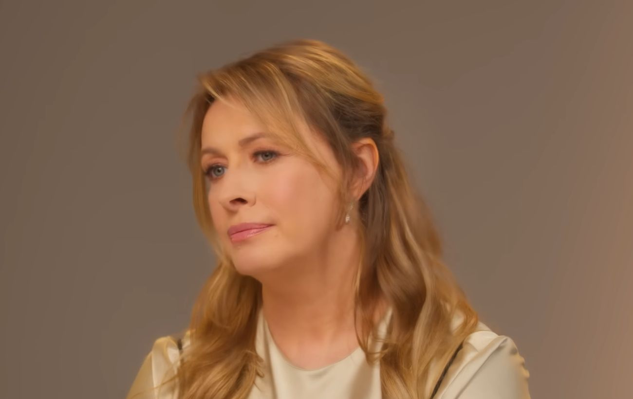 "Вікна повилітали". Олена Кравець показала, як постраждав її дім після обстрілу (відео)