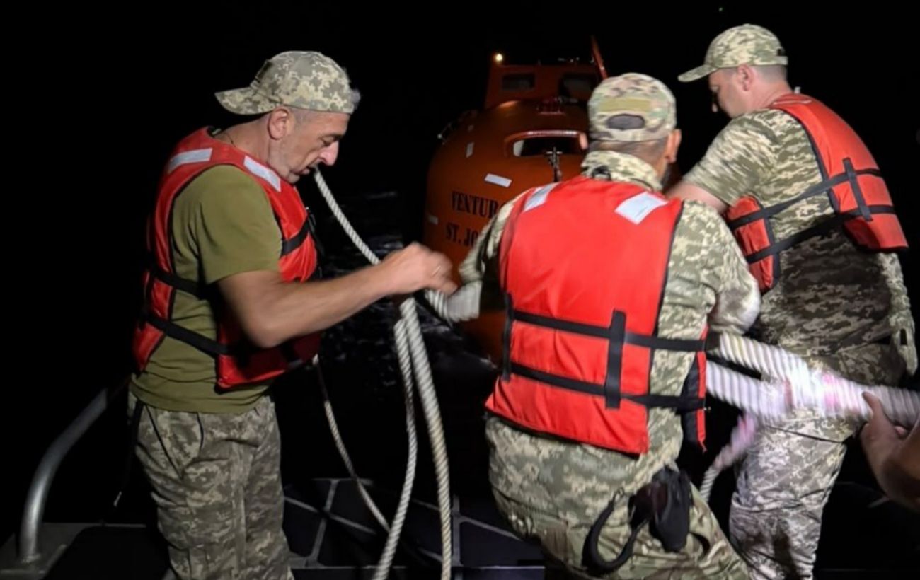 Доба посеред моря. Прикордонники врятували філіппінця із судна, ураженого дроном