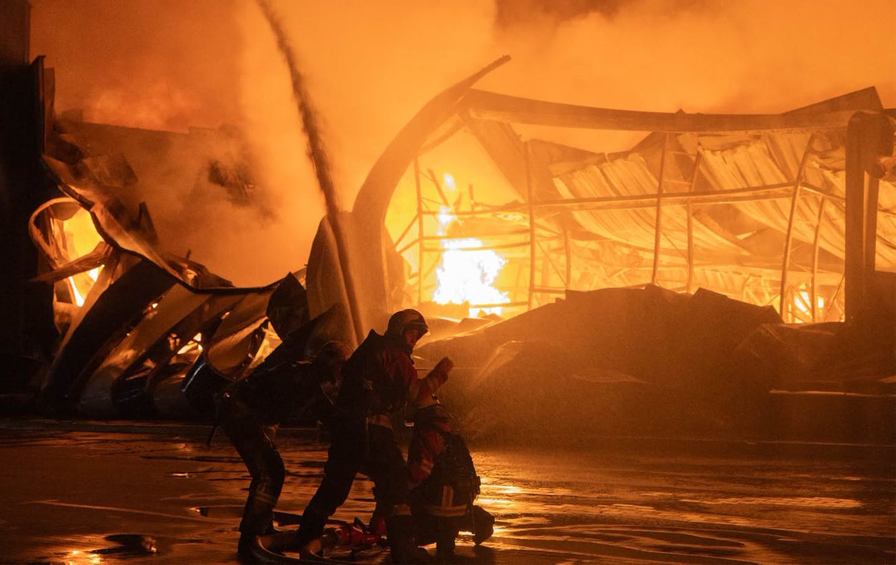 У Сумах росіяни вдарили по рятувальниках під час гасіння пожежі в "Епіцентрі"